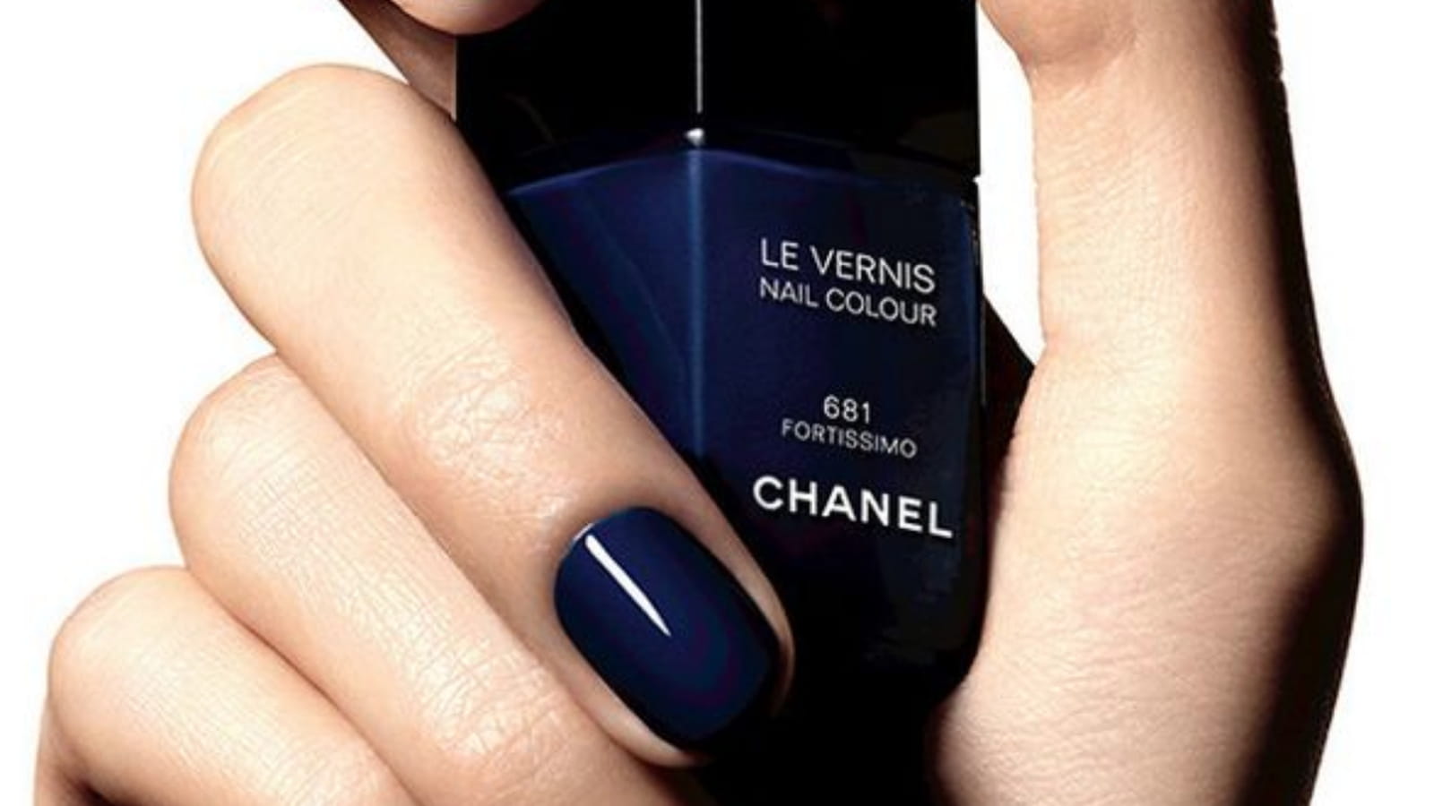 Des ongles bleu Pantone 2020