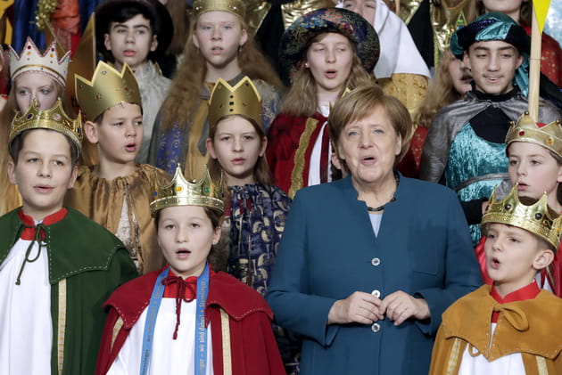 Angela Merkel pousse la chansonnette avec les enfants