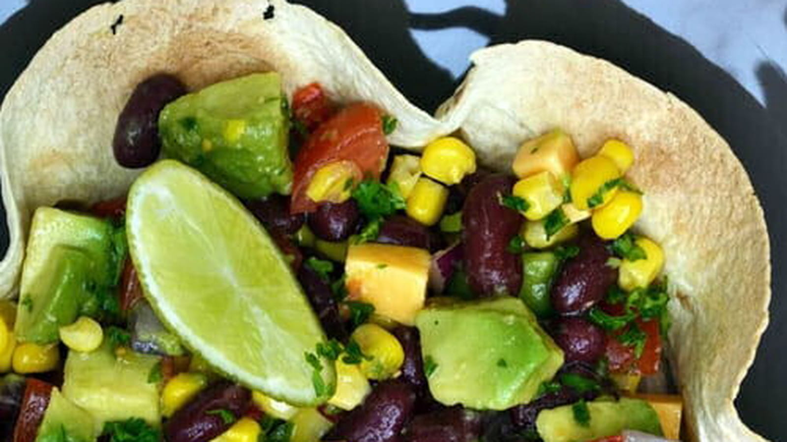 Salade de haricots rouges, avocat, maïs et cheddar au citron vert et huile pimentée