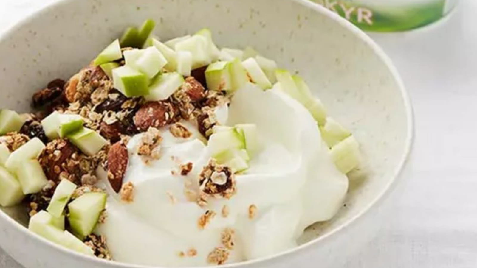 Skyr avec granola fait maison et pommes
