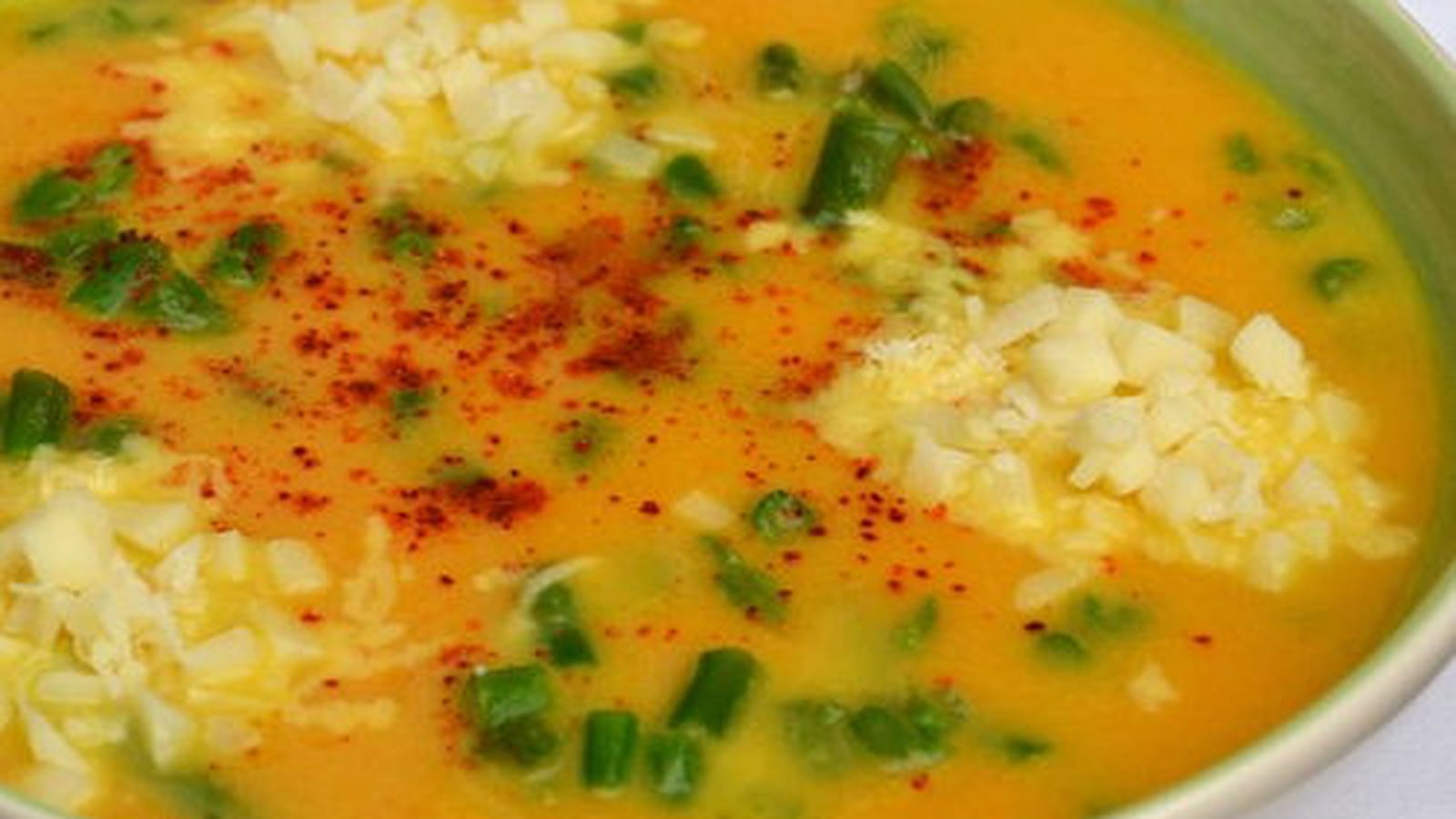 Soupe aux carottes épicée au curcuma, asperges vertes et provolone