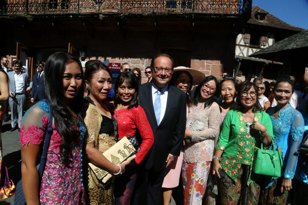 François Hollande, entouré de sa belle-famille indonésienne