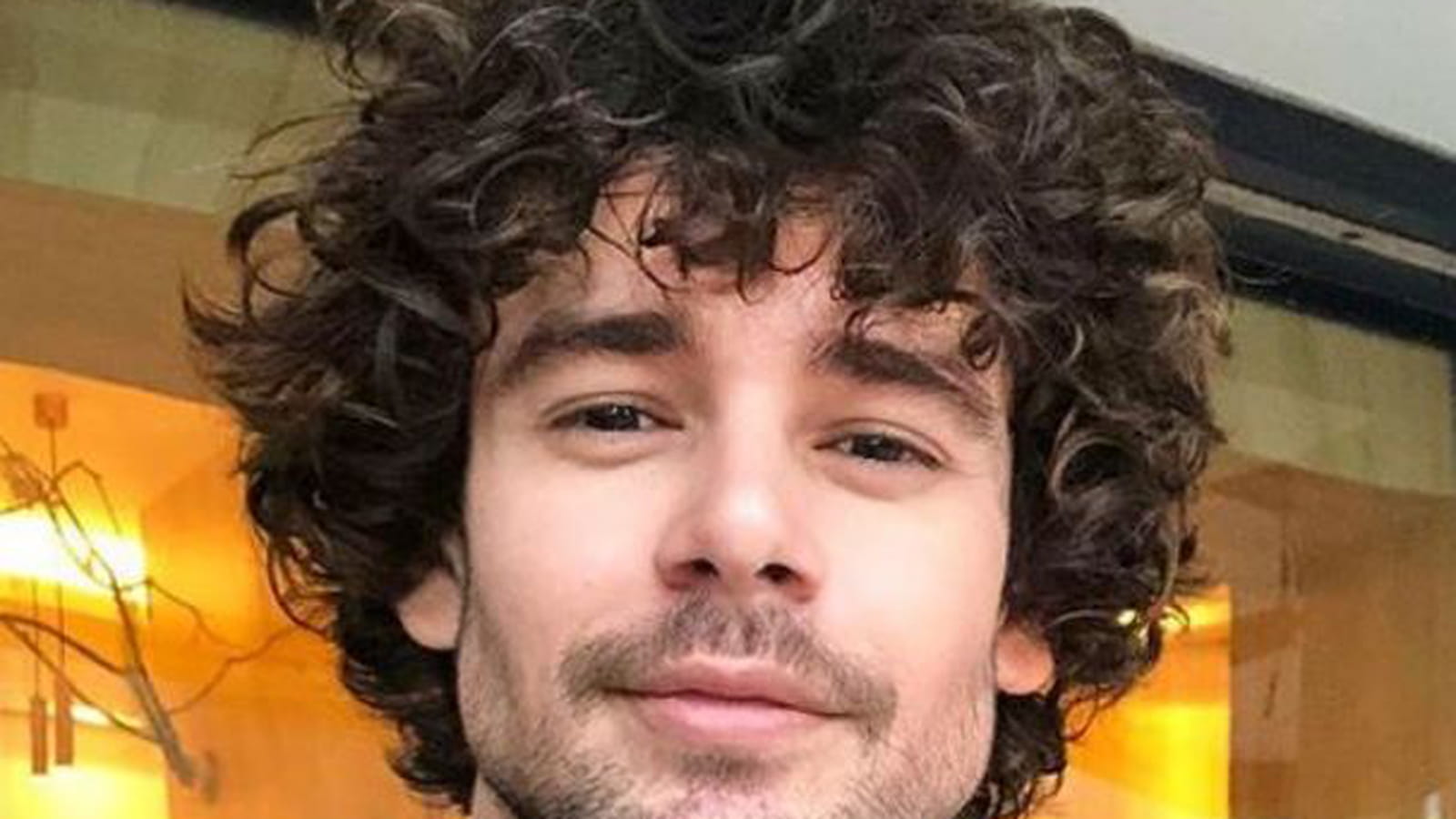 Cheveux bouclés bruns