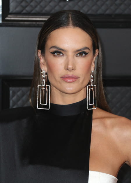 Alessandra Ambrosio avec des boucles rectangles Tasaki