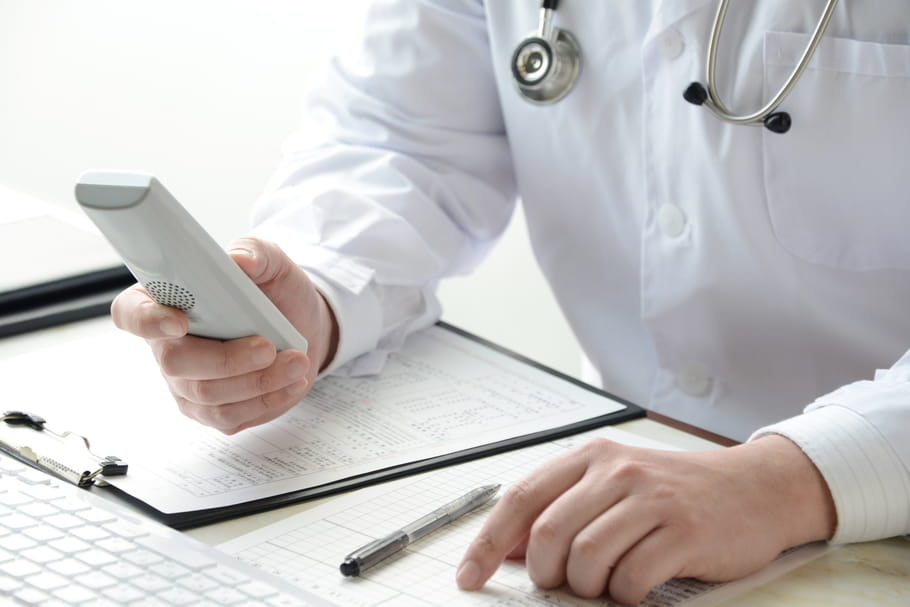 Consultation par téléphone : une offre d’AXA inquiète l’Ordre de Médecins