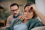 Les psychologues en sont convaincus : les personnes qui ont manqué d'amour durant l'enfance peuvent sembler indépendantes mais restent marquées par la peur de l'abandon