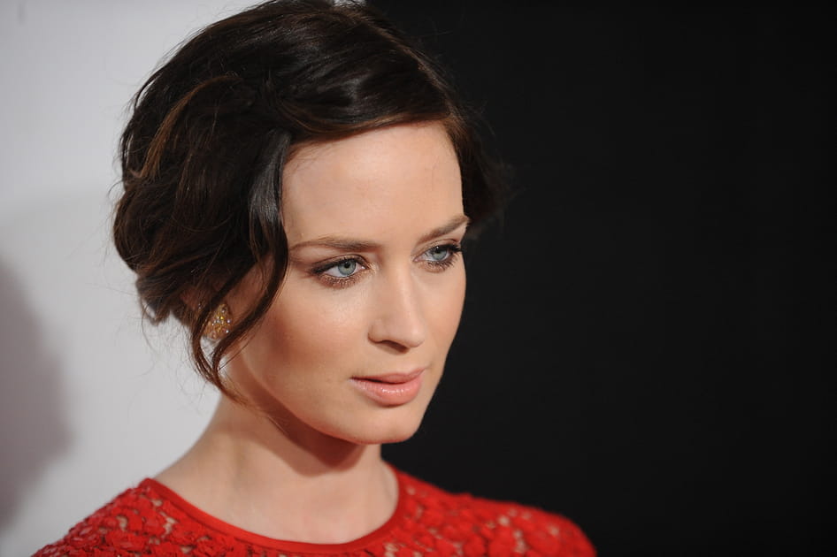 Le chignon bas ondul&eacute; d'Emily Blunt