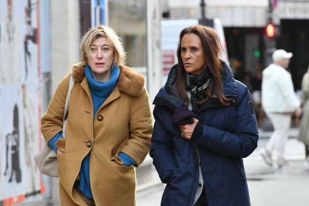 Valeria Bruni-Tedeschi et Karine Silla arrivent aux obsèques de Bertrand Blier