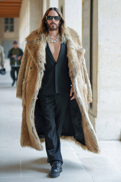 Jared Leto en manteau en fausse fourrure et costume noir