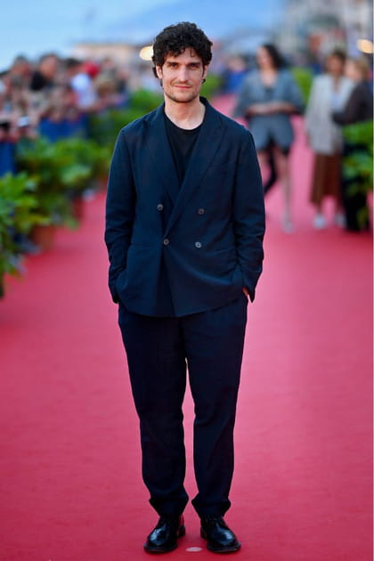 Louis Garrel en veste de costume à boutonnage croisé