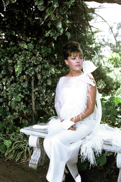 Jeanne Moreau en robe blanche &agrave; plumes