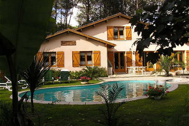 Une piscine en forme de haricot