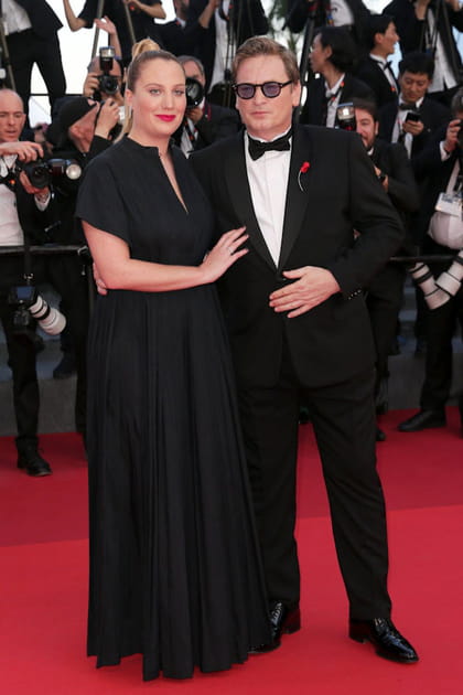 Benoît Magimel en smoking col châle de laine grise et chemise blanche Dior et Margot Pelletier en robe noire plissée