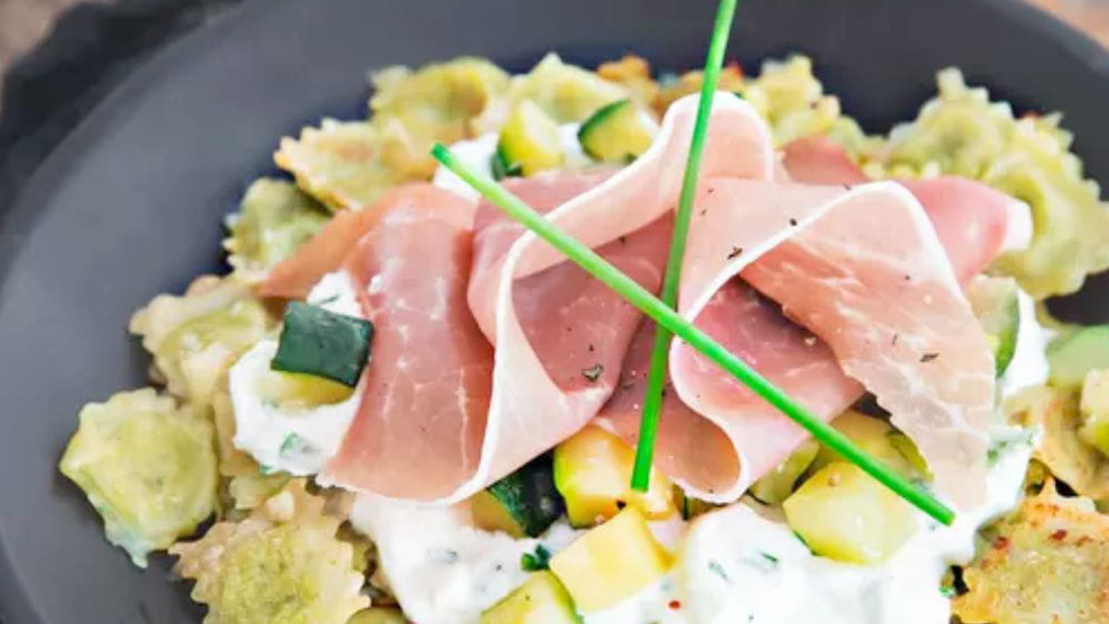 Ravioles, courgettes poêlées, sauce fromage blanc et jambon cru Aoste