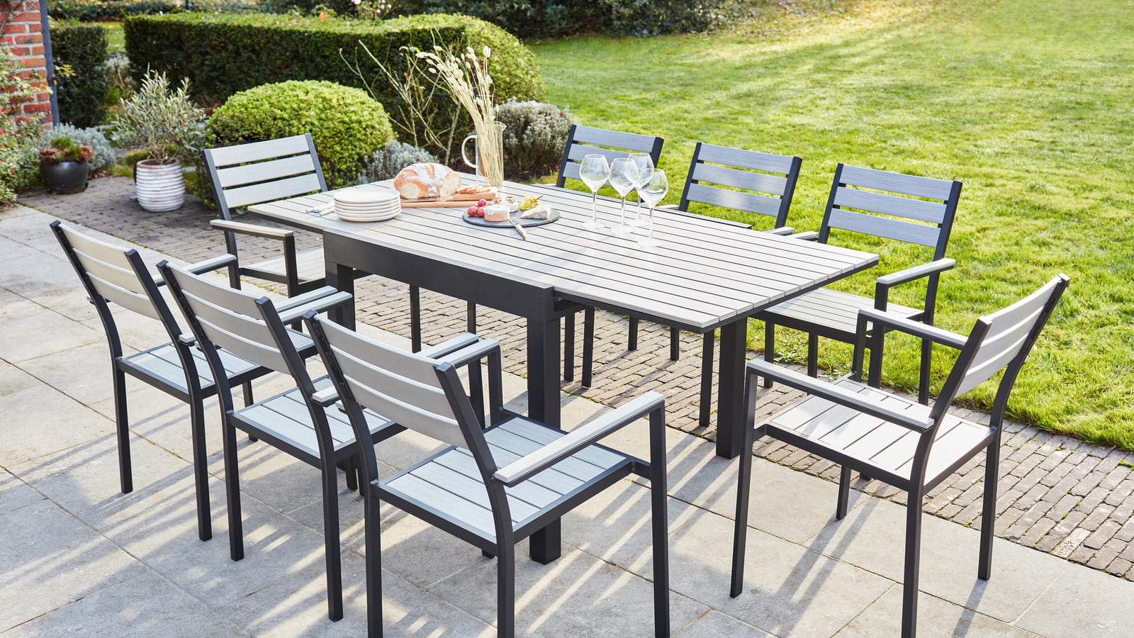 Une table d'extérieur… extensible 