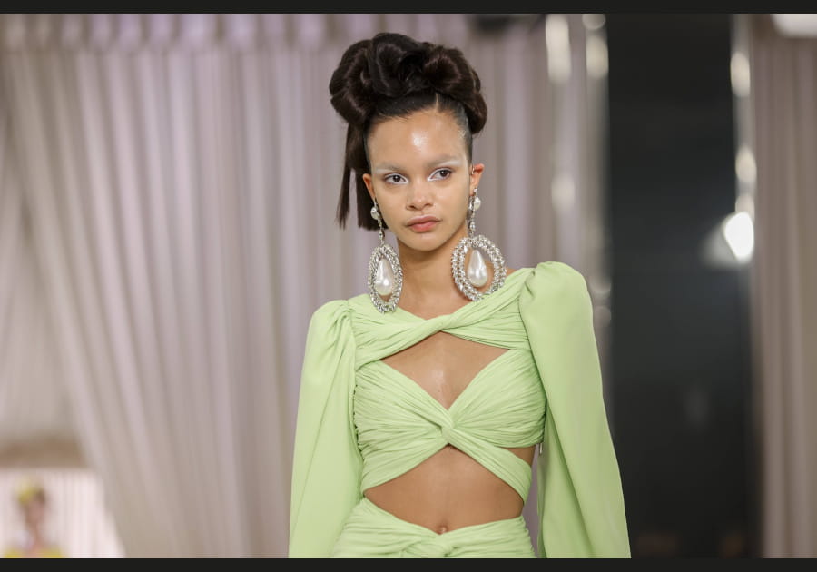 La coiffure sculpturale de Giambattista Valli