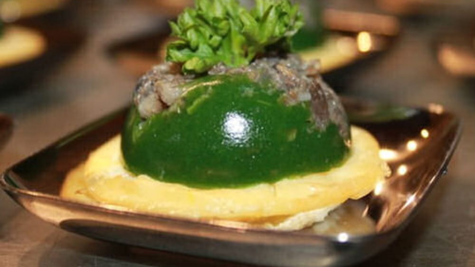 Dôme d'escargots persillés sur flan d'ail