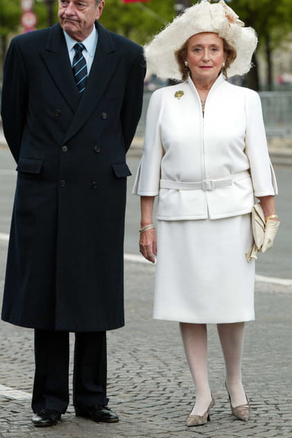 Bernadette Chirac en tailleur blanc et chapeau