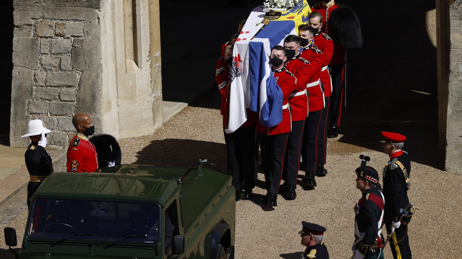 Le cercueil entre dans la Land Rover Defender
