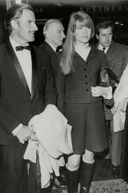 Françoise Hardy en tailleur boutonné