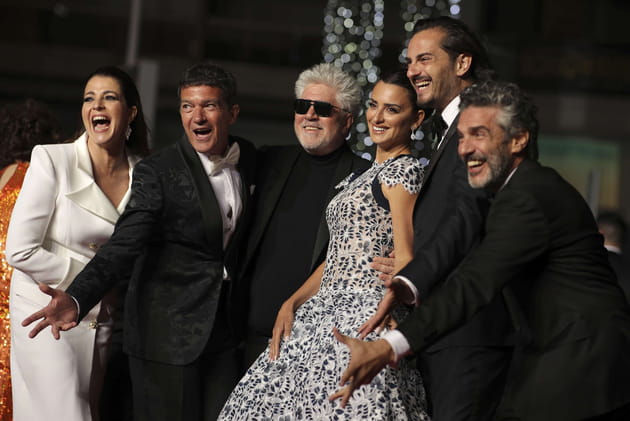 Moment de complicit&eacute; pour l'&eacute;quipe d'Almodovar &agrave; l'avant-premi&egrave;re de "Douleur et Gloire" le 17&nbsp;mai