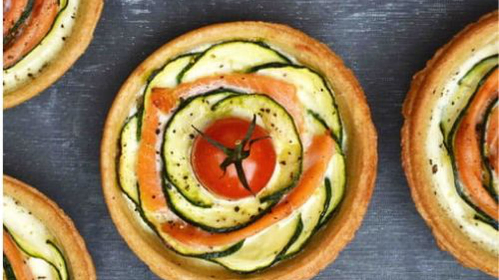 Petites quiches au fromage de chèvre, courgette et saumon fumé