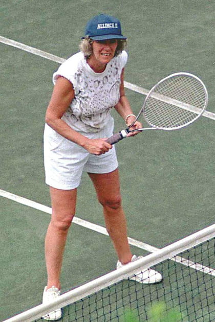 Camilla Parker-Bowles en short blanc et baskets