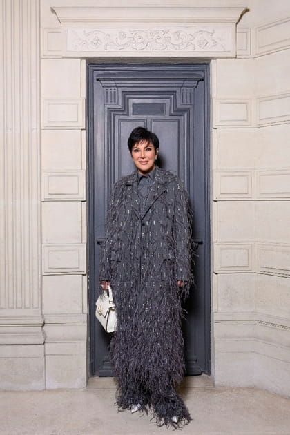 Kris Jenner en manteau gris au d&eacute;fil&eacute; Valentino haute couture printemps-&eacute;t&eacute; 2024