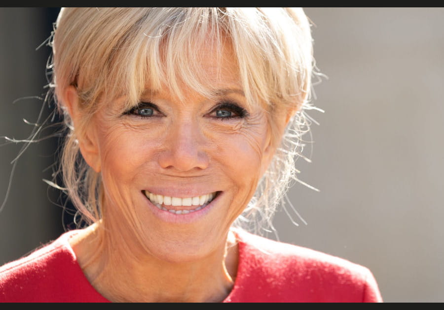 Brigitte Macron, indiscernable avec son sourire ravageur
