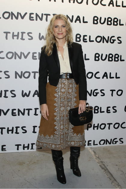 Mélanie Laurent en jupe longue en daim et blazer court