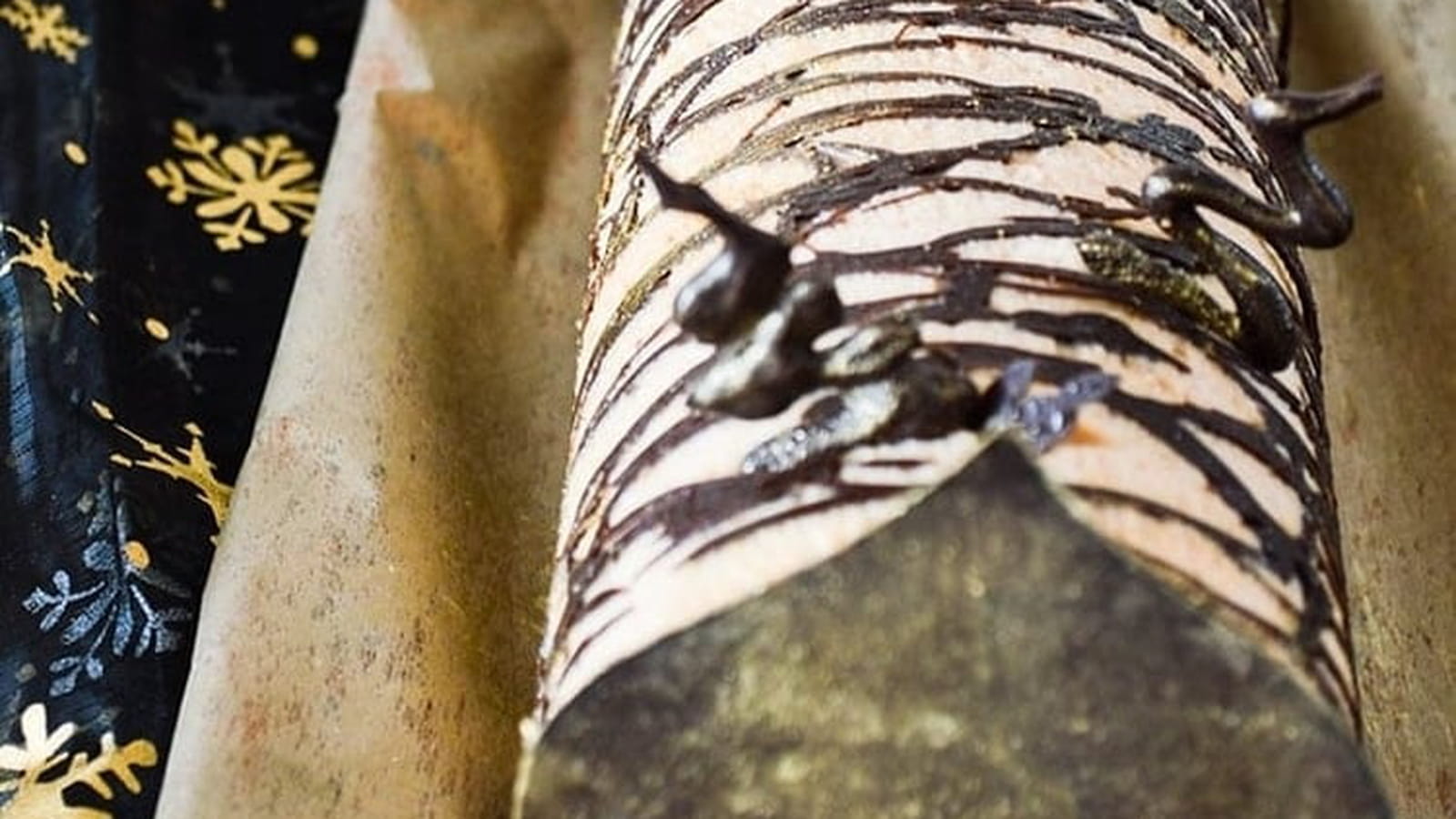 Bûche bretonne au caramel au beurre salé, pommes cuites, palet breton