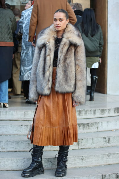 Sarah Lysander en jupe midi en cuir marron &agrave; pliures et bottes &agrave; plateformes et lacets au d&eacute;fil&eacute; Paco Rabanne