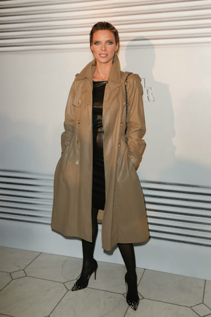 Sylvie Tellier en trench et talons
