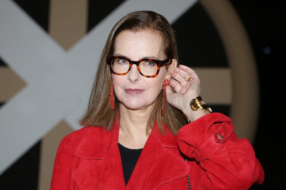 Raie sur le c&ocirc;t&eacute; et carr&eacute; long de Carole Bouquet