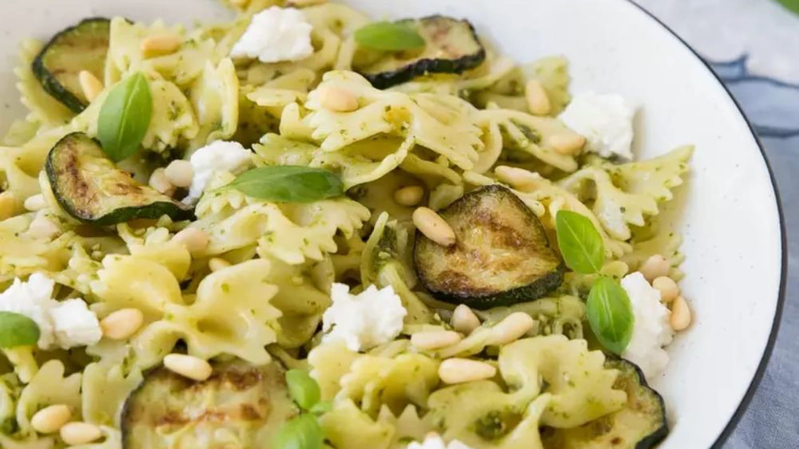 Farfalles aux courettes, chèvre frais et pesto basilic