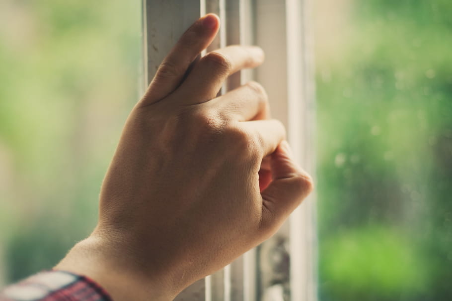 Une jeune femme défenestrée : son ex-compagnon violent prend la fuite
