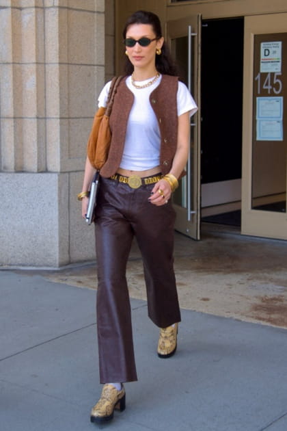 Bella Hadid en gilet sans manches et pantalon en cuir