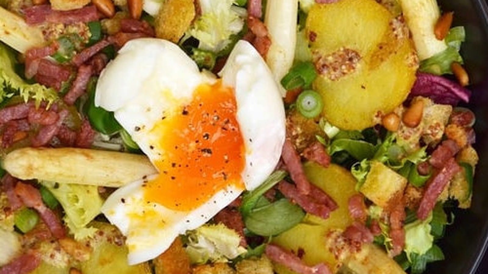 Salade tiède aux pommes de terre, asperges, lardons et oeuf mollet