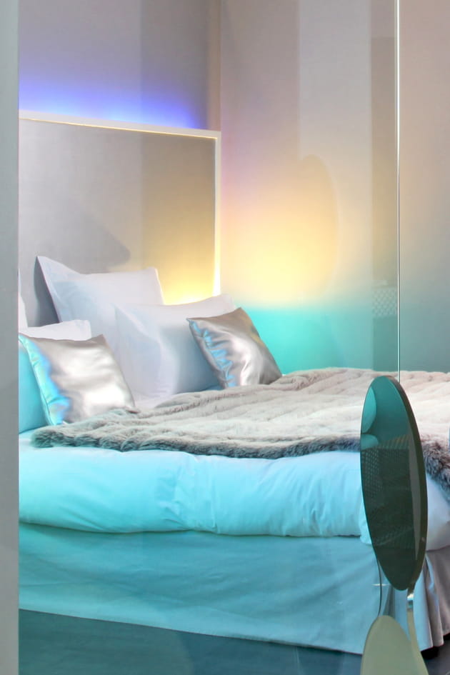 Une lampe néon dans la tête de lit