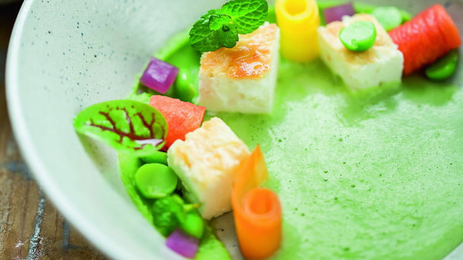 Feta de brebis grillée, velouté de petits pois au yaourt, menthe et gingembre