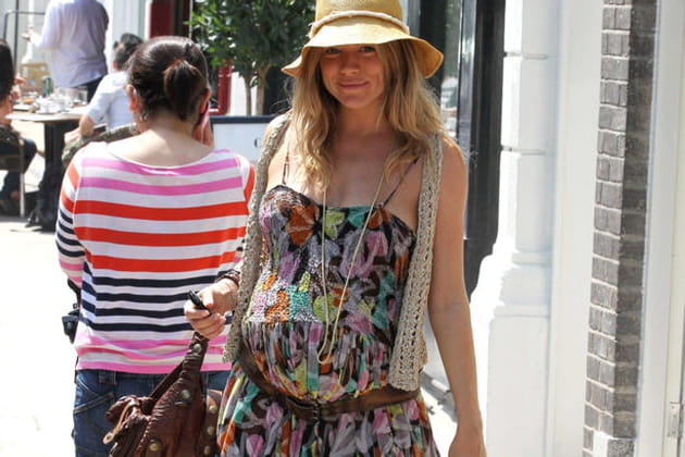 Sienna Miller, maman poule