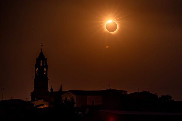 Un spectacle irr&eacute;el se cr&eacute;e au-dessus d'une &eacute;glise en Catalogne&nbsp;: l'Espagne plonge dans le noir complet