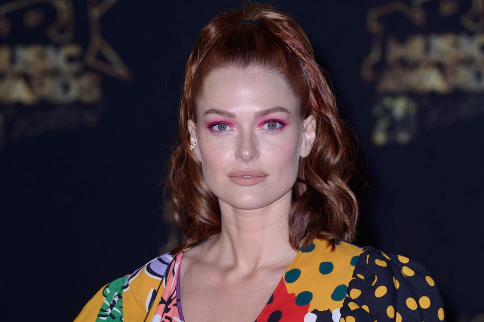 Les cheveux boucl&eacute;s roux de Caroline Receveur