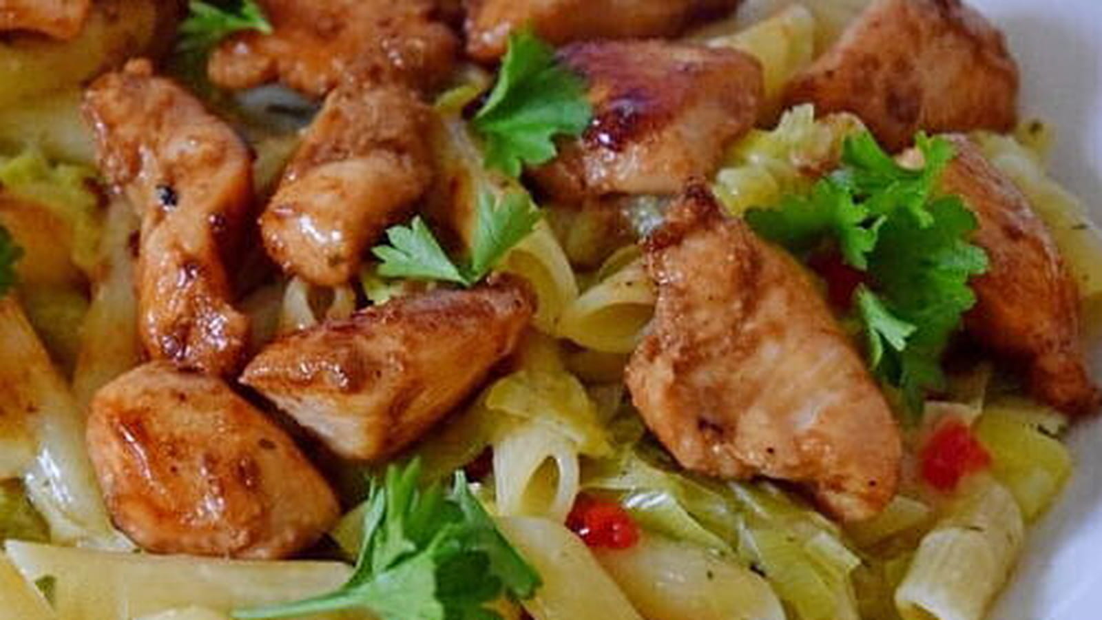 Poulet accompagné de poireaux au lait de coco et curry