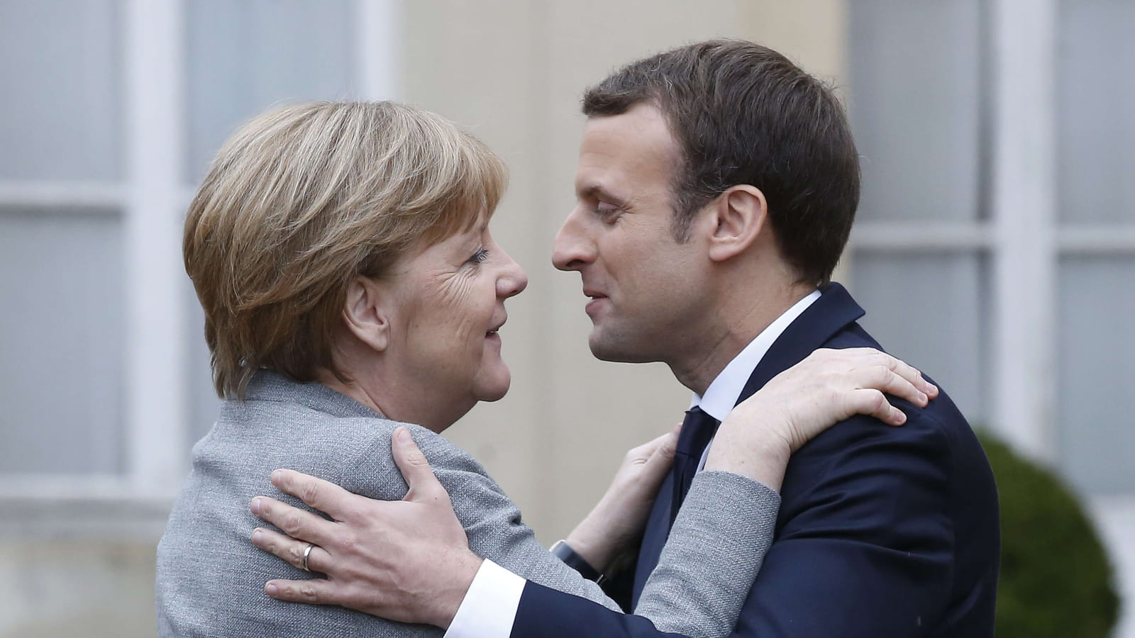 Angela Merkel le prend à bras le corps
