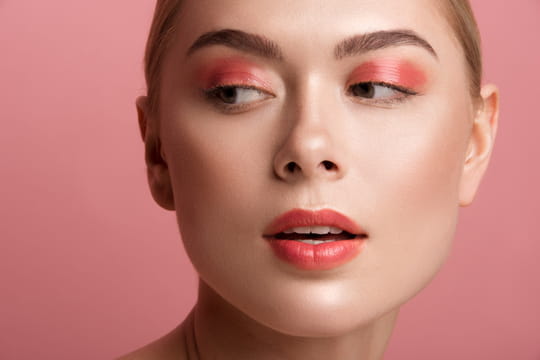 Pour appliquer son blush comme une pro, ce maquilleur a trouv&eacute; la meilleure des techniques &ndash; Vid&eacute;o