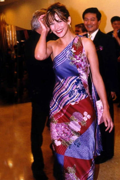 Sophie Marceau en robe asymétrique imprimée