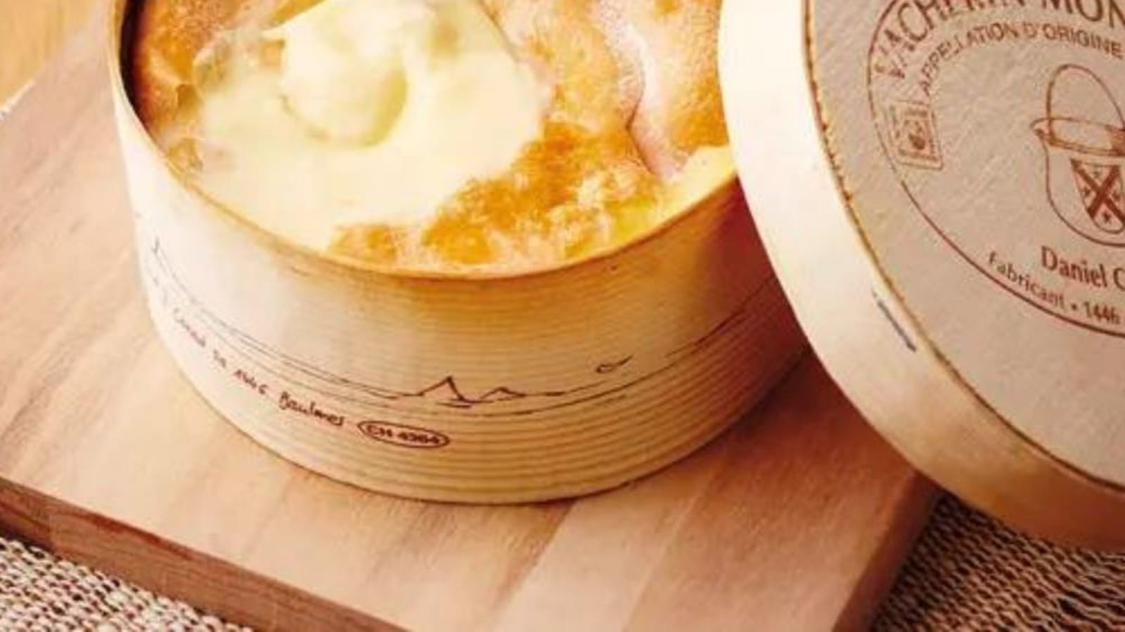 Vacherin Mont d'Or rôti dans sa boîte