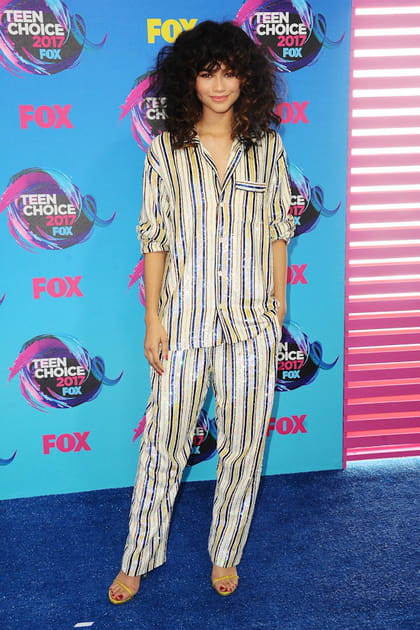 Zendaya en ensemble à paillettes et rayures Ashish