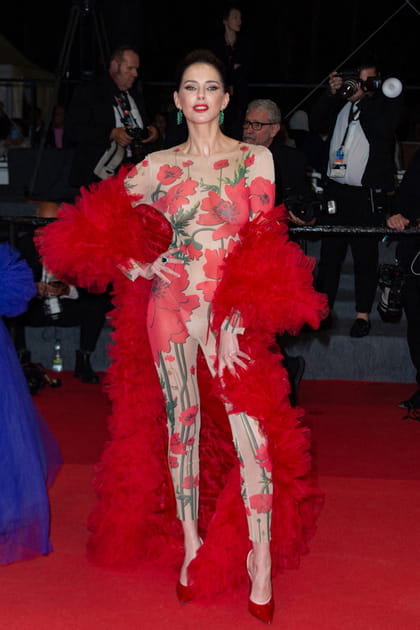 Fr&eacute;d&eacute;rique Bel en manteau rouge et combinaison &agrave; fleurs Yanina